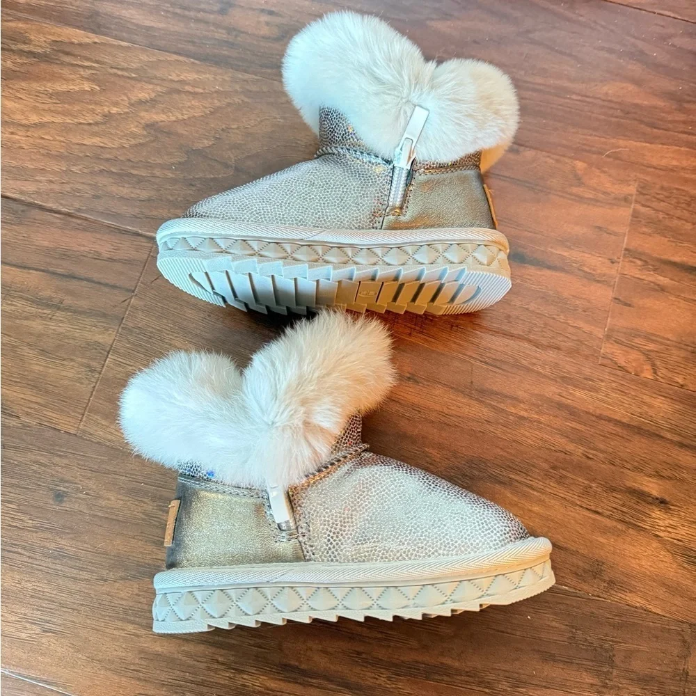 NWOT Doe A Dear Silver Glitter and White Fur Lined BootsSize 9.5
